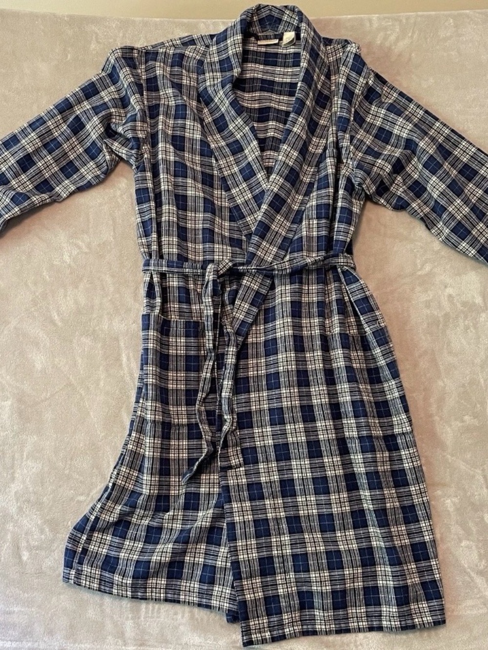 Men's LLBean Flannel
Bathrobe Size L Reg-Belted, 3
Pockets, Blue, Black, White